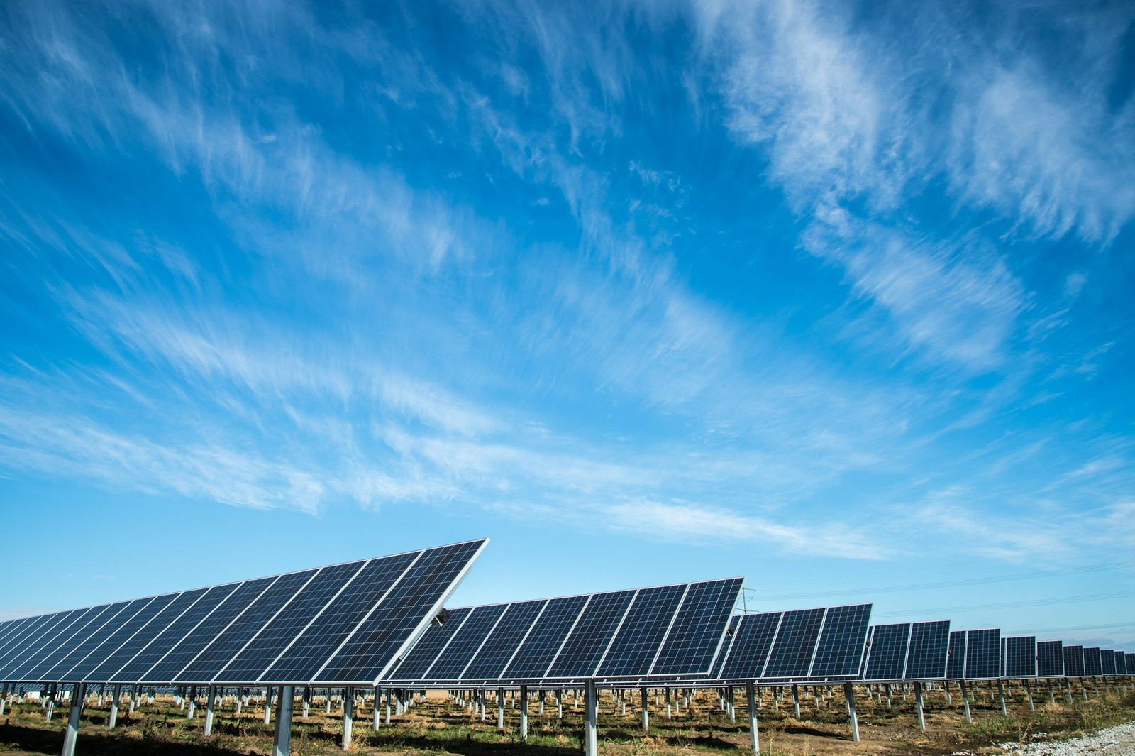 Usina de energia solar sob céu azul